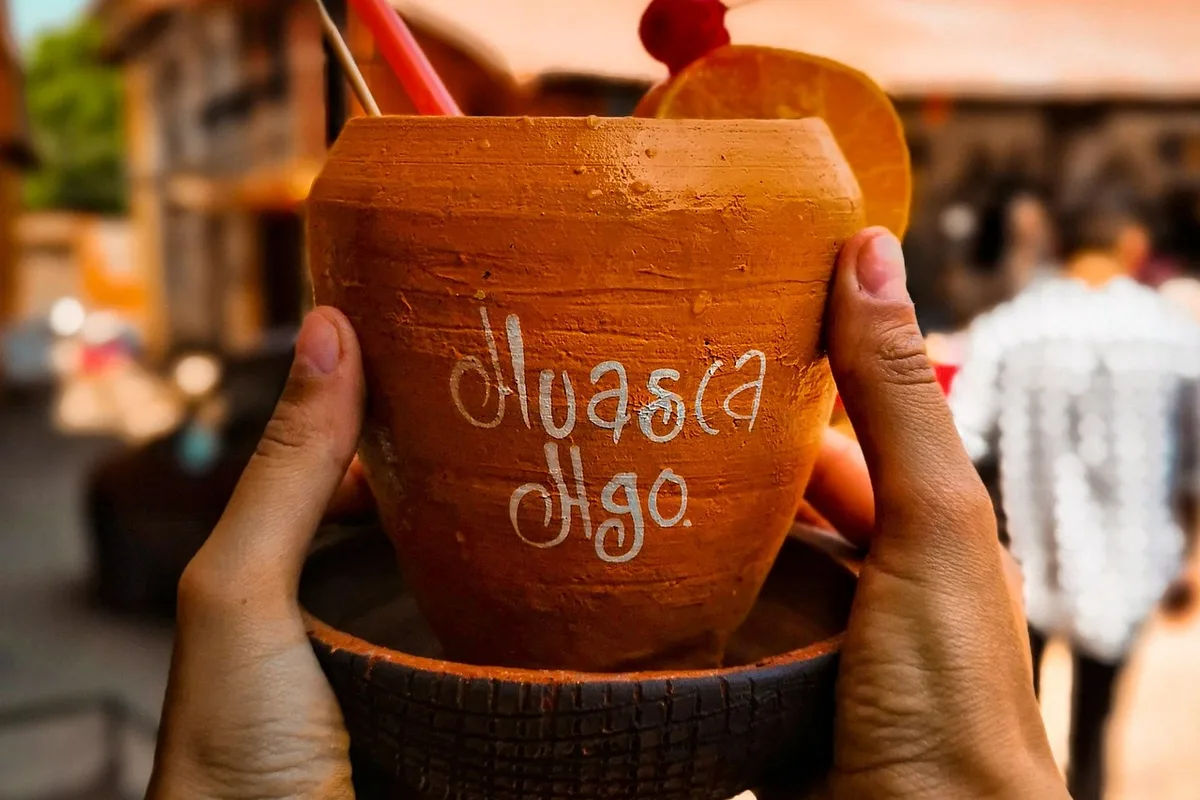 Bebida en jarrito de barro de Huasca de Ocampo
