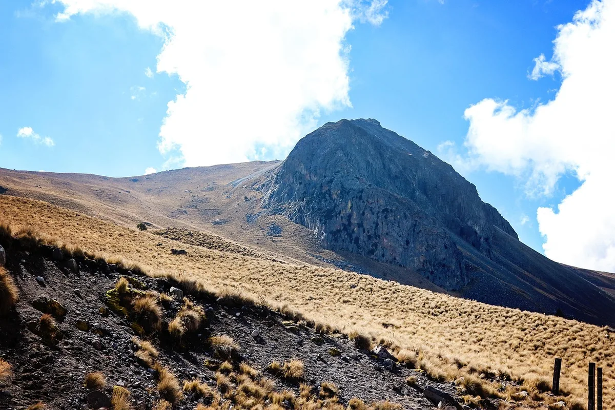 Montañas y pastizal cerca de Pachuca, Hidalgo